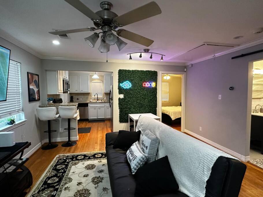 Townhouse Near Midtown Appartement Houston Buitenkant foto