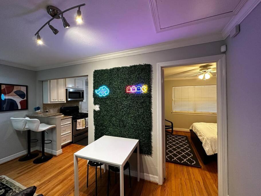 Townhouse Near Midtown Appartement Houston Buitenkant foto