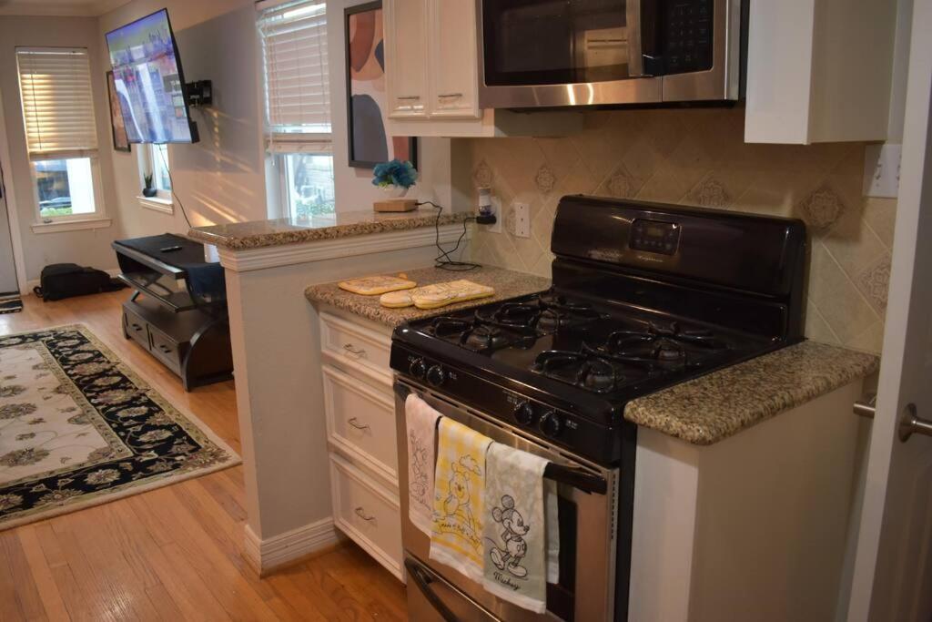 Townhouse Near Midtown Appartement Houston Buitenkant foto