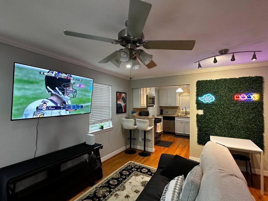 Townhouse Near Midtown Appartement Houston Buitenkant foto